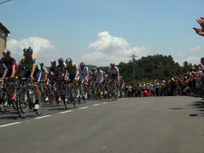 Cardona segueix amb espectació el pas del Tour de França per la vila